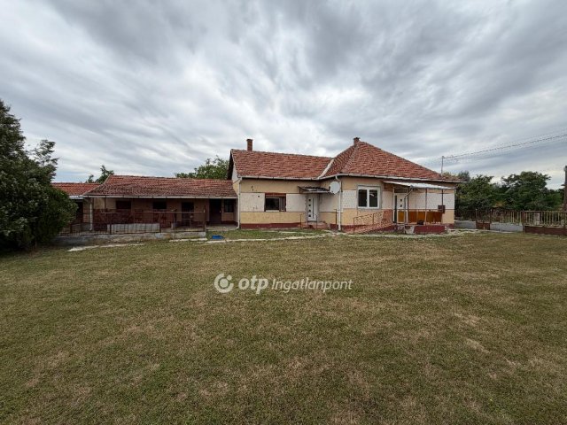 Eladó családi ház, Komádiban 37.9 M Ft, 2 szobás