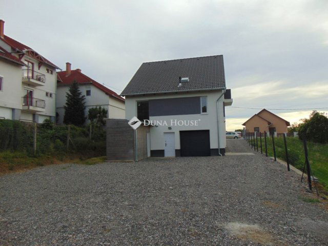 Eladó családi ház, Pécsett 122 M Ft, 4 szobás