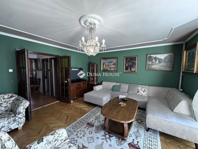 Eladó téglalakás, Pécsett 98.9 M Ft, 6 szobás