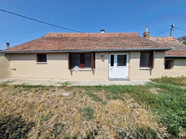 Eladó családi ház, Baján 24.2 M Ft, 4 szobás