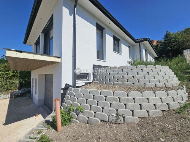 Eladó családi ház, Szentendrén 225 M Ft, 5 szobás