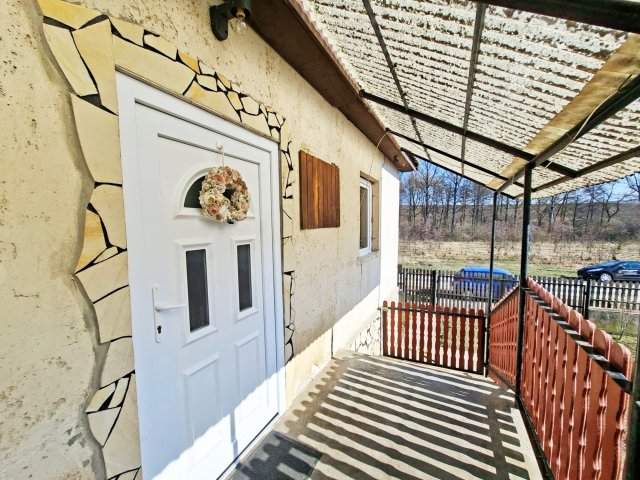 Eladó családi ház, Felsővadászon 12 M Ft, 2 szobás