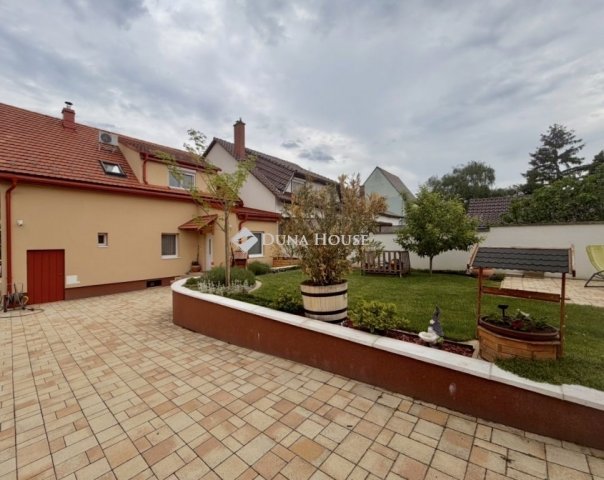 Eladó családi ház, Székesfehérvárott 169 M Ft, 4 szobás