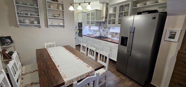 Eladó családi ház, Hidegségen 124.9 M Ft, 4+1 szobás