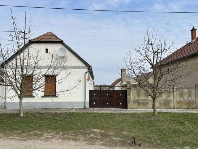 Eladó családi ház, Pusztacsaládon 53.5 M Ft, 3 szobás