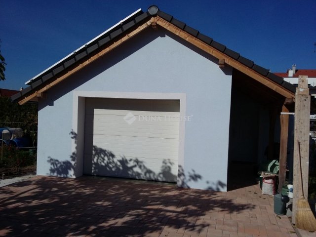 Eladó családi ház, Veszprémben 140.7 M Ft, 5 szobás