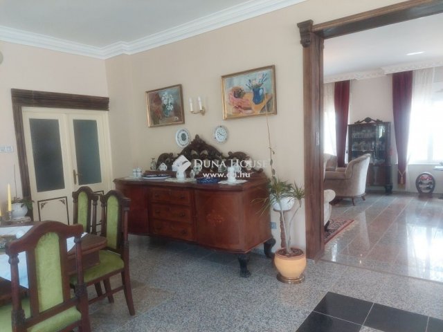 Eladó családi ház, Tahitótfalun 616 M Ft, 7 szobás