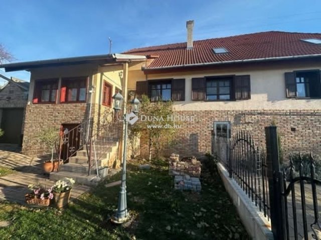 Eladó családi ház, Pécsett 235 M Ft, 4 szobás