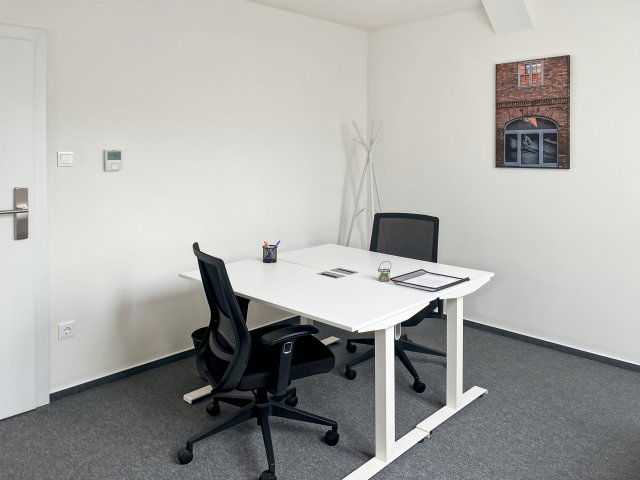 Kiadó iroda, Pécsett, Rákóczi úton 77 E Ft / hó