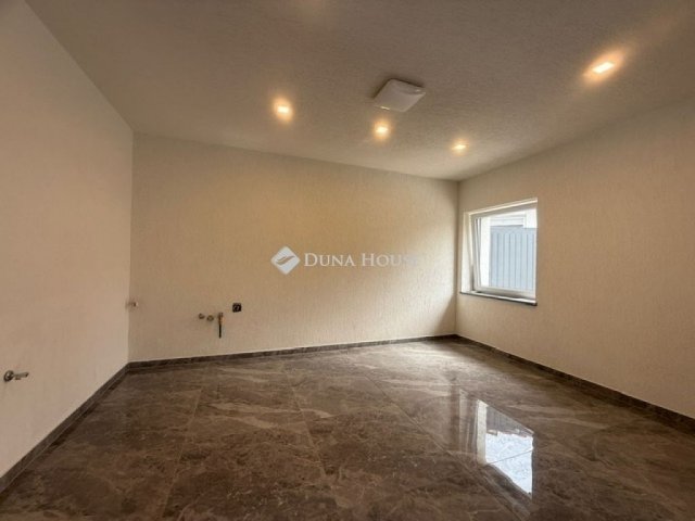 Eladó családi ház, Vecsésen 97.9 M Ft, 4 szobás