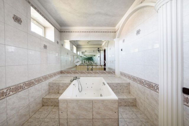 Eladó családi ház, Fóton 149.9 M Ft, 7 szobás