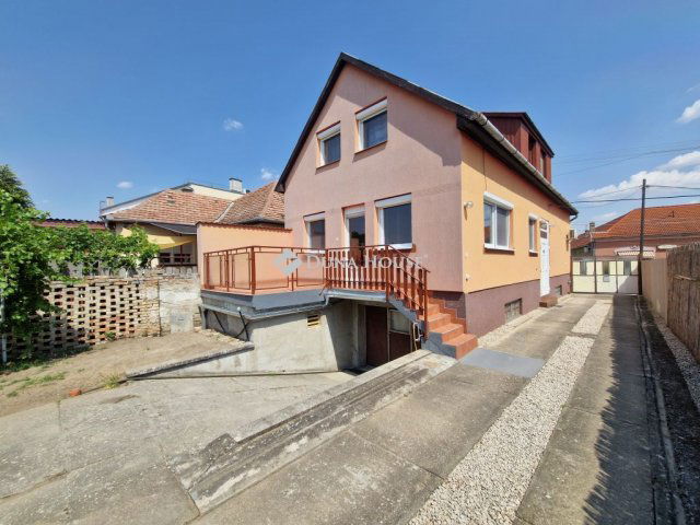 Eladó családi ház, Baján 49.99 M Ft, 5 szobás