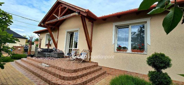 Eladó családi ház, Debrecenben 131.9 M Ft, 6 szobás