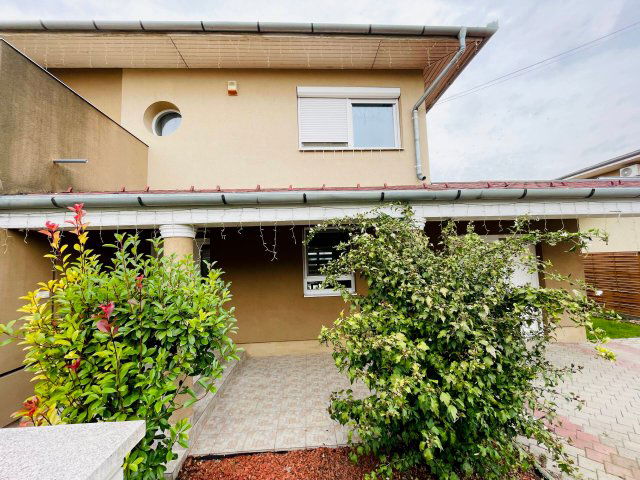 Eladó családi ház, Szigetszentmiklóson 119.9 M Ft, 5+1 szobás