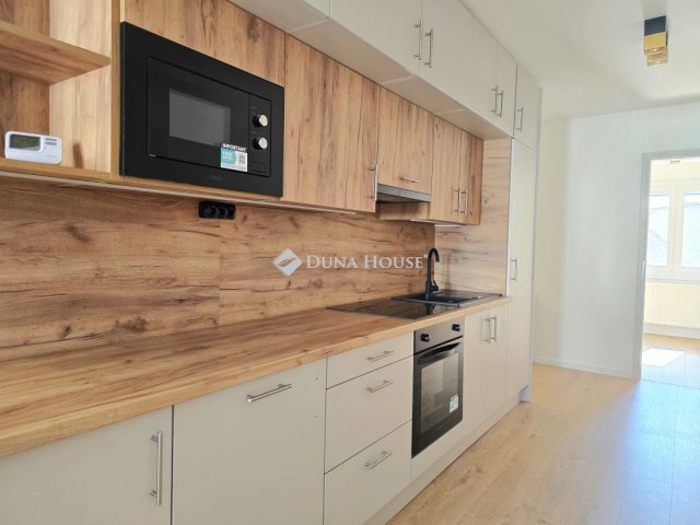Eladó panellakás, Pécsett 57.9 M Ft, 3 szobás