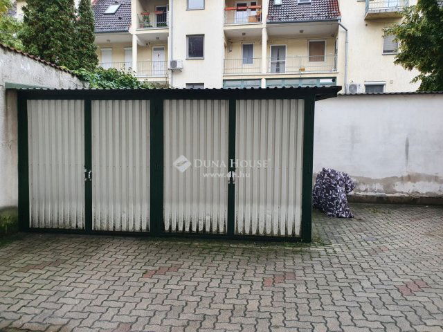 Eladó téglalakás, Kecskeméten 110 M Ft, 5 szobás