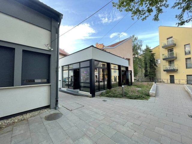 Eladó üzlethelyiség, Egerben 93.5 M Ft, 1 szobás