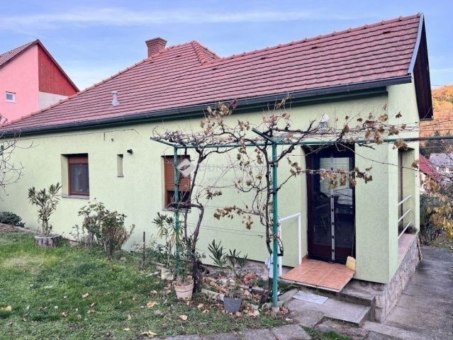 Eladó családi ház, Pécsett 82.9 M Ft, 2 szobás