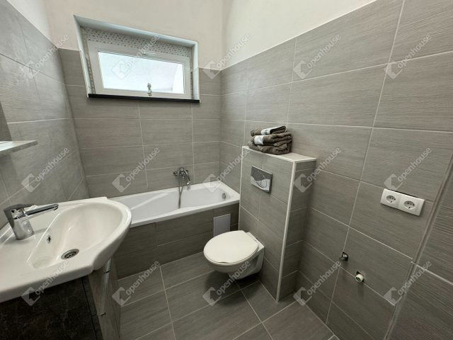 Eladó panellakás, Sopronban 43 M Ft, 1 szobás