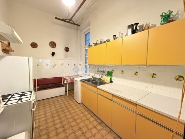 Eladó téglalakás, Budapesten, VI. kerületben 64.9 M Ft, 1 szobás