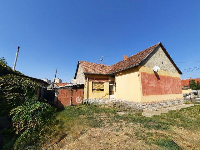 Eladó családi ház, Kiskunfélegyházán 29.9 M Ft, 3 szobás