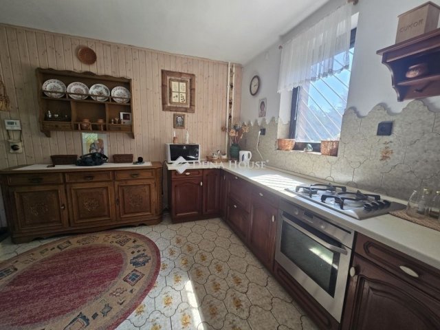 Eladó családi ház, Pécsett 149.9 M Ft, 6 szobás