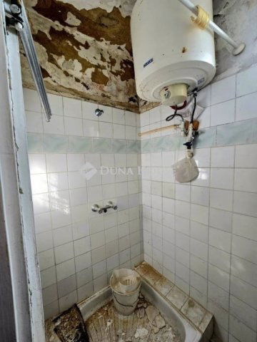 Eladó családi ház, Pécsett 13.9 M Ft, 1 szobás