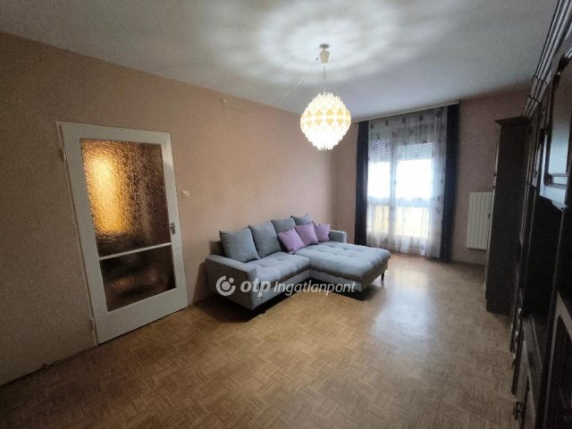 Eladó panellakás, Pécsett 34.8 M Ft, 1+1 szobás