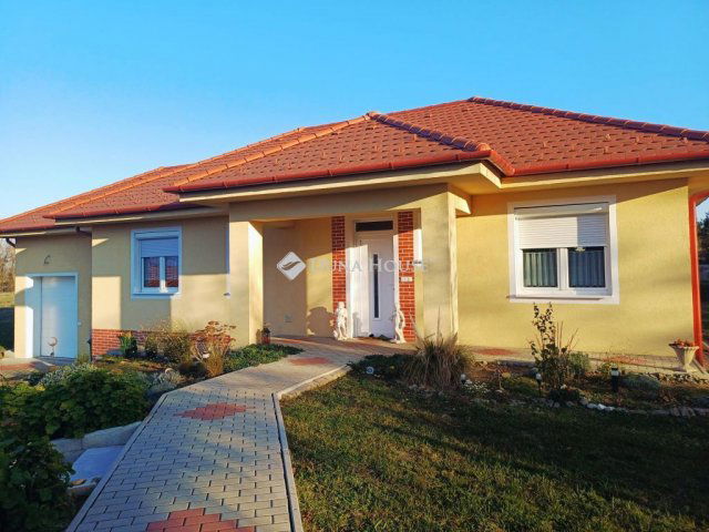 Eladó családi ház, Dunabogdányban 139 M Ft, 1 szobás