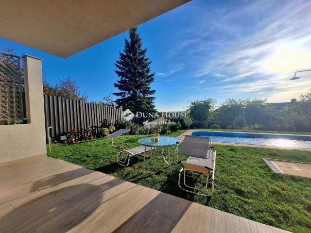 Eladó családi ház, Szadán 265 M Ft, 6 szobás