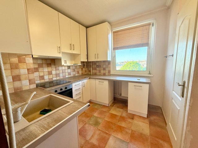 Eladó panellakás, Szegeden 58.9 M Ft, 4 szobás