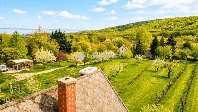Eladó nyaraló, Felsőörsön 89.9 M Ft, 2 szobás