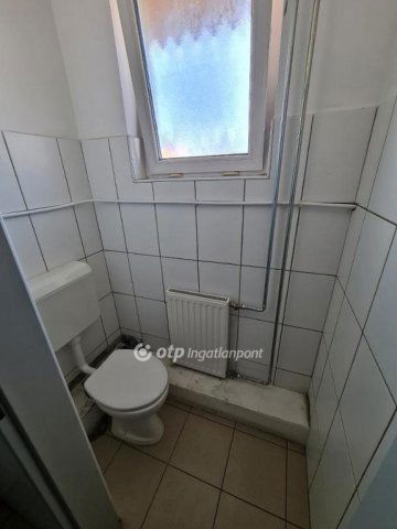 Eladó családi ház, Pápán 249 M Ft, 9+11 szobás