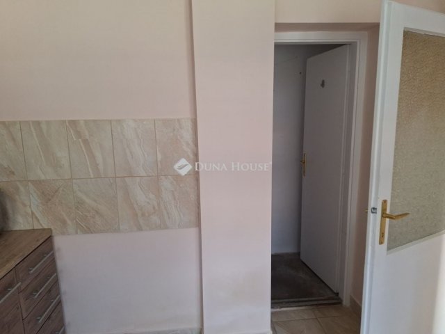 Eladó téglalakás, Sárváron 61.5 M Ft, 4 szobás