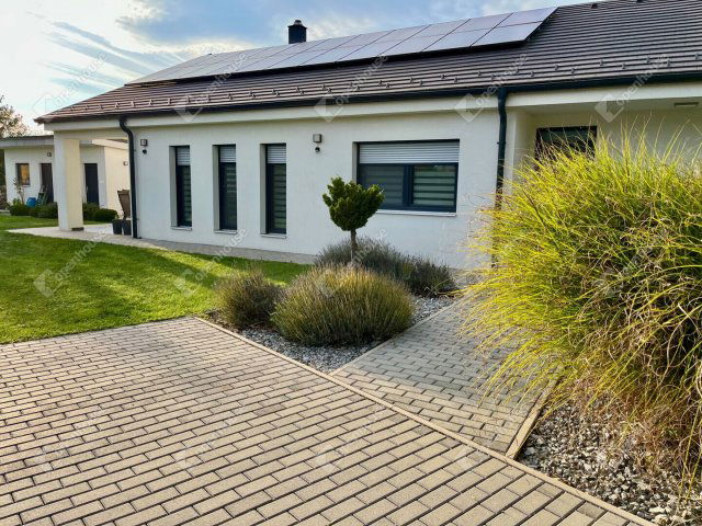 Eladó családi ház, Hövejen 149.9 M Ft, 4 szobás