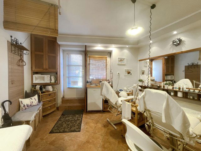 Eladó üzlethelyiség, Budapesten, III. kerületben, Lajos utcában