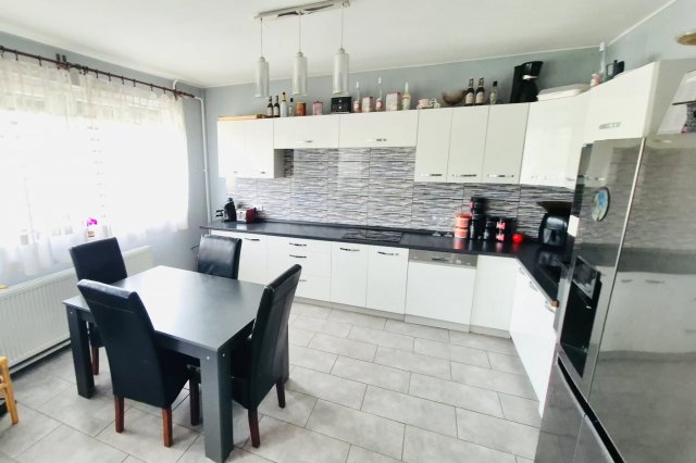 Eladó családi ház, Balatonkeresztúron 125 M Ft, 7 szobás