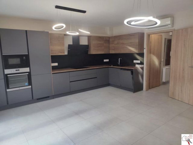 Eladó téglalakás, Pécsett 165 M Ft, 4 szobás