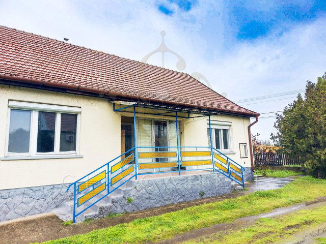 Eladó családi ház, Solton 32 M Ft, 3 szobás