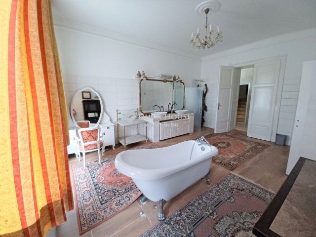 Eladó családi ház, Nemesvitán 800 M Ft, 6 szobás