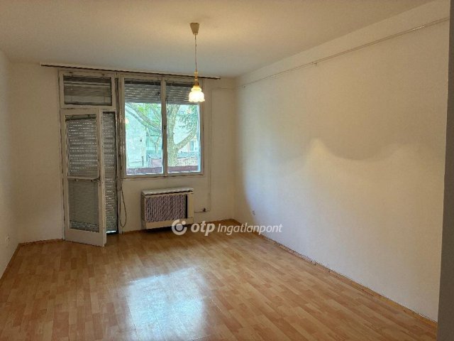 Eladó panellakás, Békésen 24 M Ft, 2 szobás