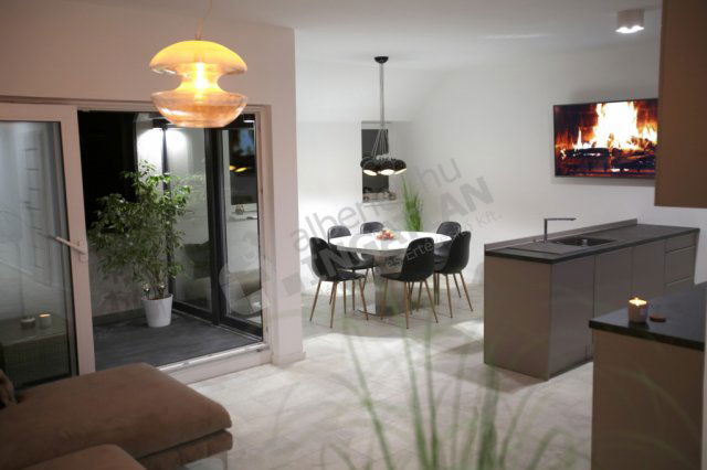 Kiadó téglalakás, albérlet, Budapesten, VI. kerületben