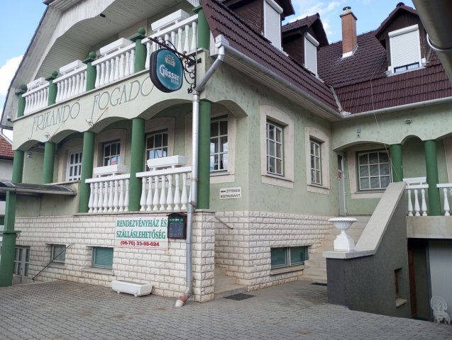 Eladó hotel, Jászapátiban 135 M Ft, 6 szobás