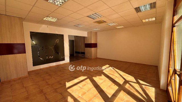 Kiadó üzlethelyiség, Békéscsabán 300 E Ft / hó, 2 szobás