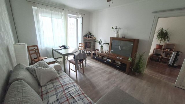 Eladó panellakás, Budapesten, III. kerületben, Szentendrei úton