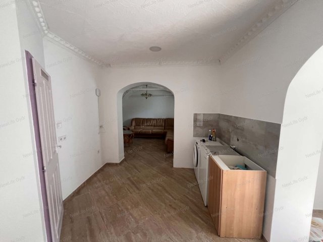 Eladó családi ház, Győrött 0.24 M Ft, 3+1 szobás