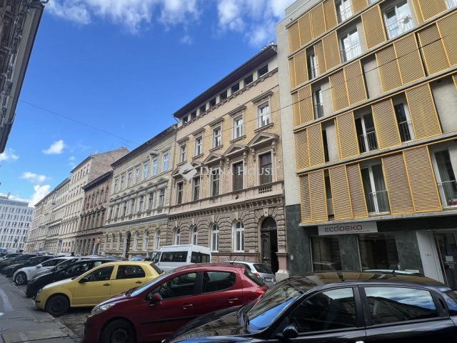 Eladó téglalakás, Budapesten, VI. kerületben 55 M Ft, 2 szobás