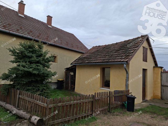 Eladó családi ház, Kiskunfélegyházán 18 M Ft, 2 szobás