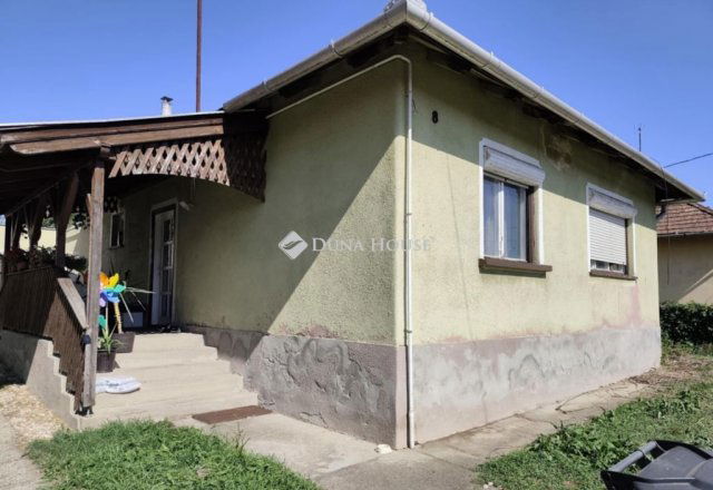 Eladó családi ház, Sárisápon, Köztársaság utcában 45.9 M Ft