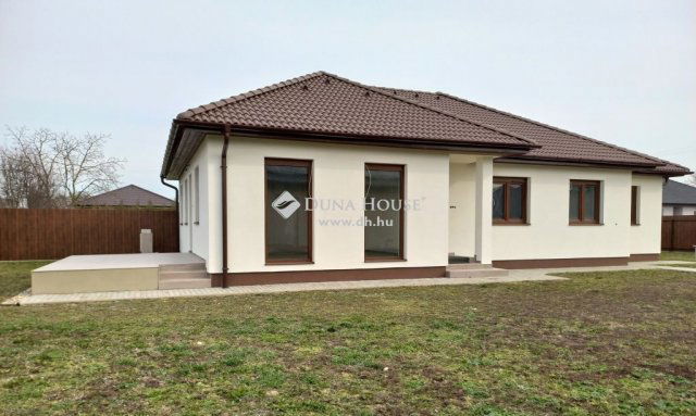 Eladó családi ház, Békéscsabán 106.05 M Ft, 5 szobás